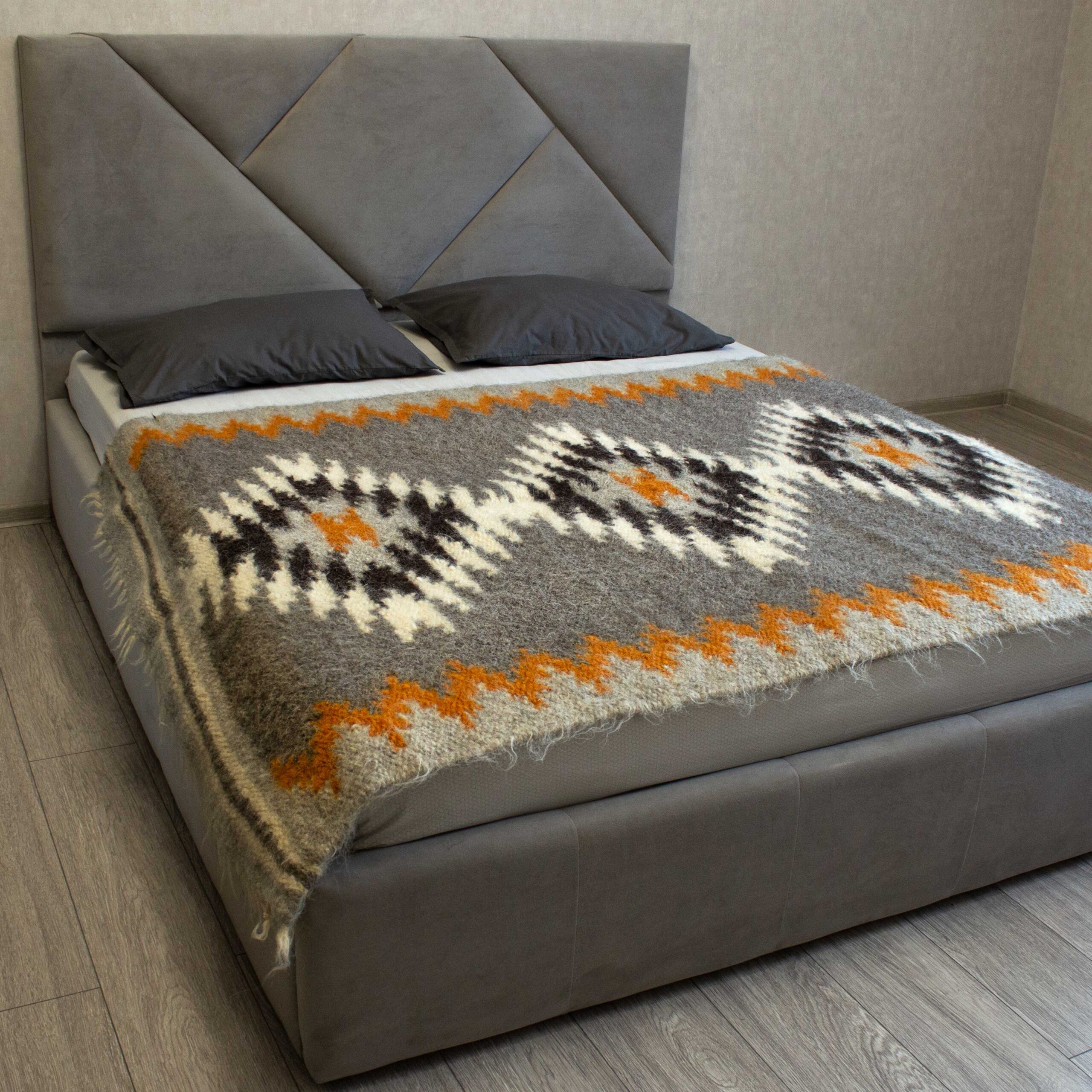 Carpathian woolen blanket “Lizhnyk”